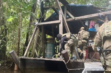 Marina destruye maquinaria vinculada a minería ilegal en el río Nanay.