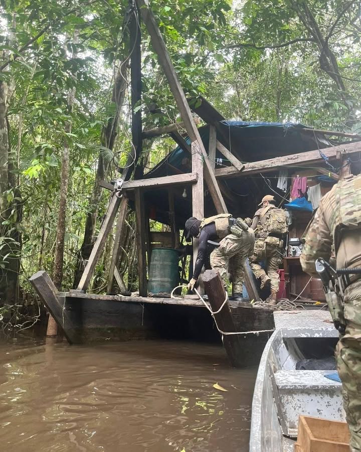 Marina destruye maquinaria vinculada a minería ilegal en el río Nanay.