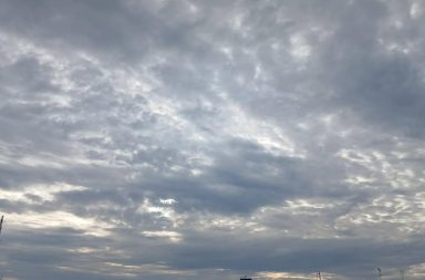 #clima | La lluvia ( más fuerte en diferentes lugares y momentos) amainara para dar pase a un día parcialmente nublado u hasta con asomos de sol.