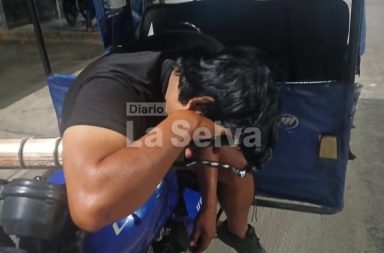 Hallan a conductor dormido junto a su motocarro en vía pública de Iquitos.