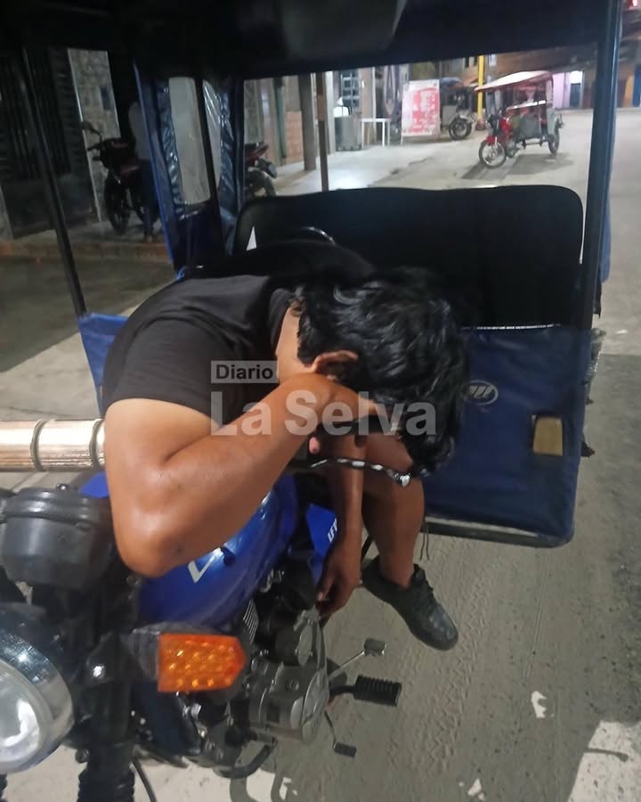 Hallan a conductor dormido junto a su motocarro en vía pública de Iquitos.