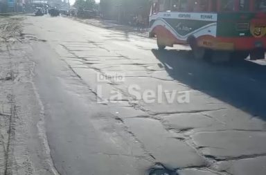La carretera Iquitos–Nauta es un peligro para los conductores: está llena de...