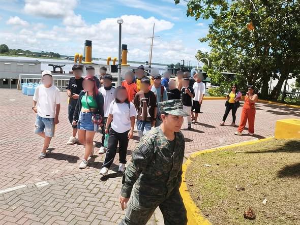 Jóvenes en conflicto con la ley participan en jornada formativa en estación naval.