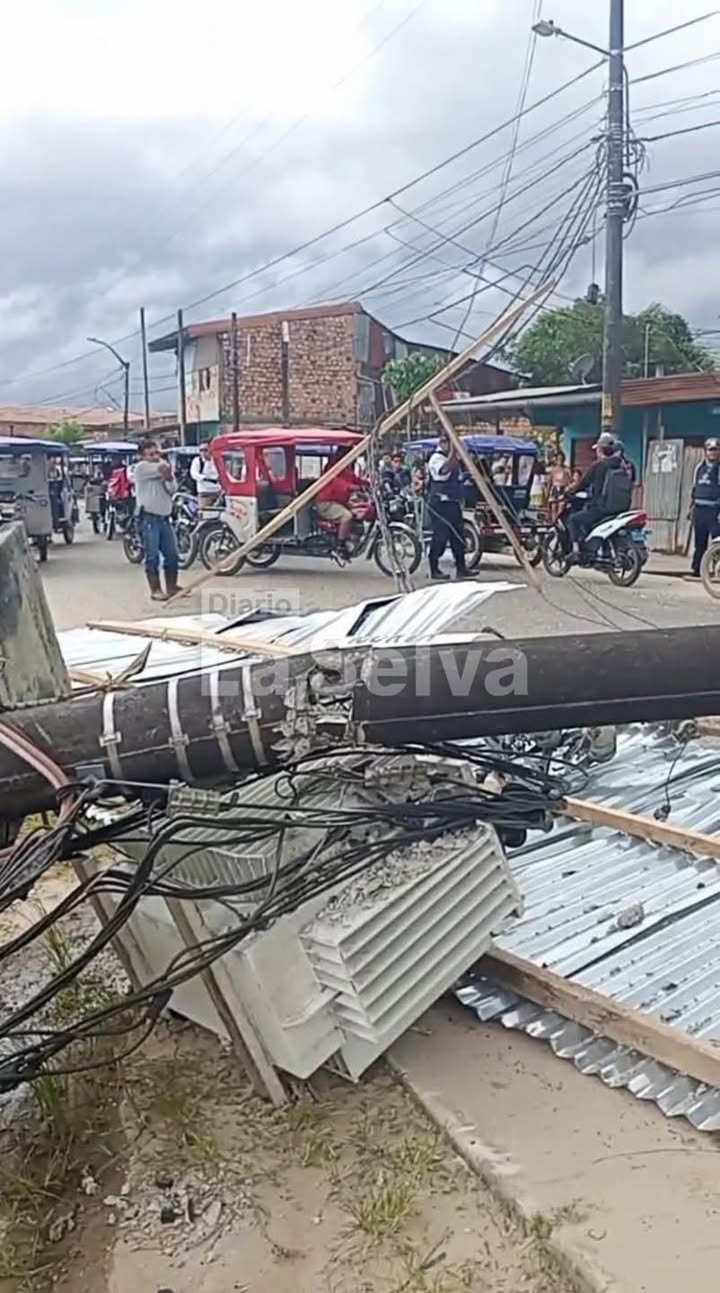 Poste de alta tensión cae en Rumococha y bloquea vía.