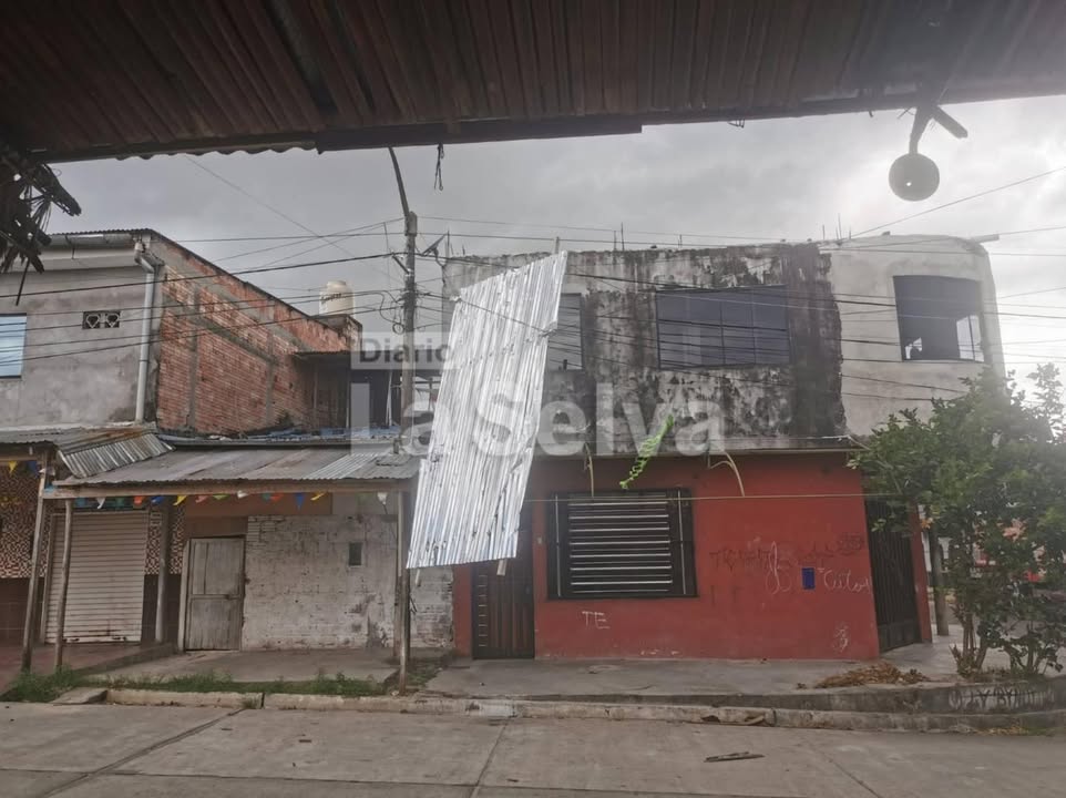 Fuertes vientos causan daños en vivienda y generan riesgo eléctrico en Punchana.