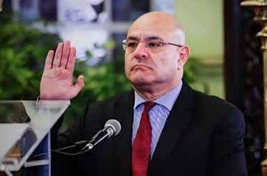 Ministro de Defensa renuncia en medio de crisis por compra de aviones militares.