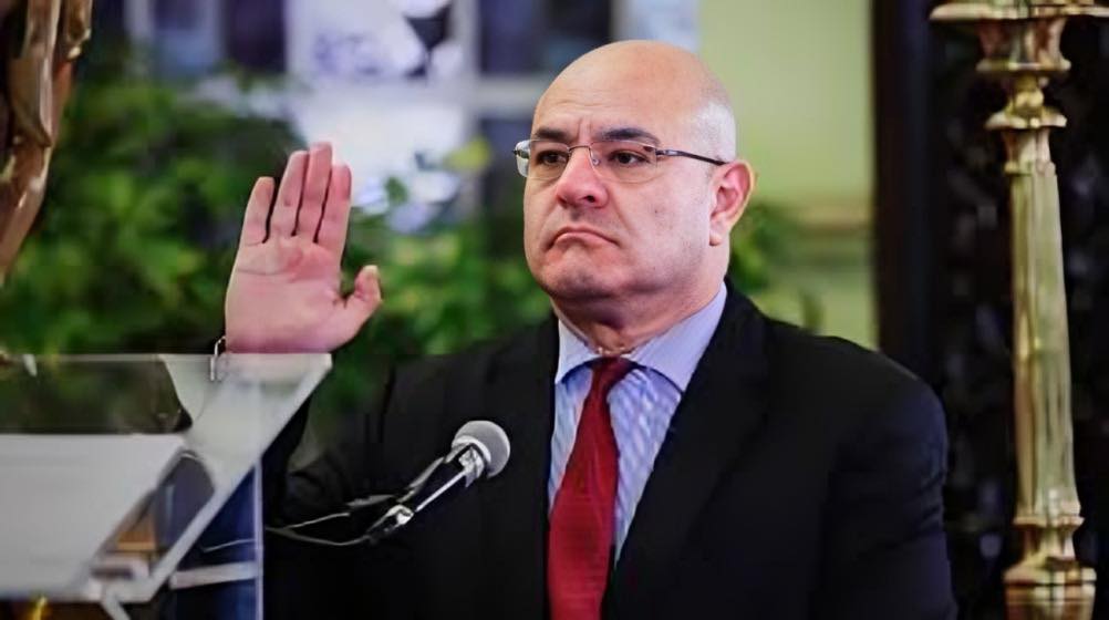 Ministro de Defensa renuncia en medio de crisis por compra de aviones militares.