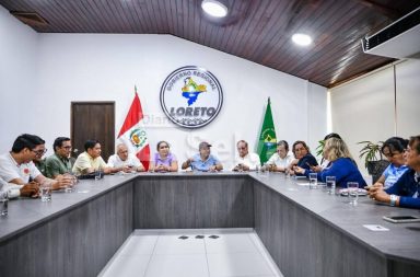 Gobernador René Chávez se reúne con padres del colegio San Lucas.