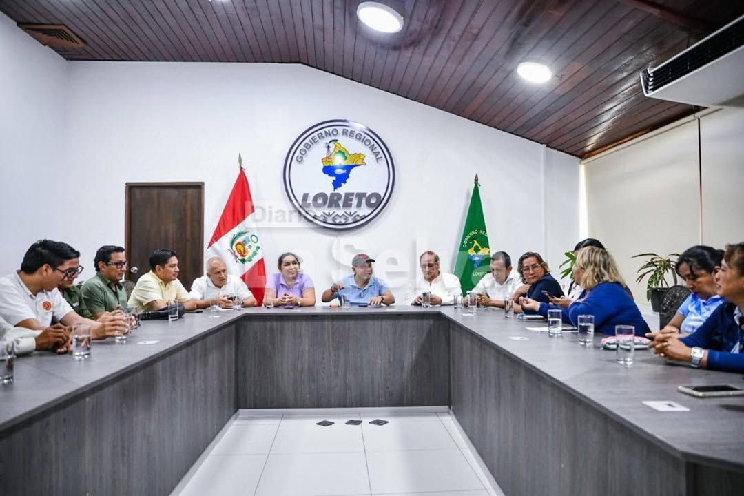 Gobernador René Chávez se reúne con padres del colegio San Lucas.