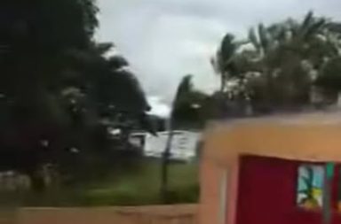 Techos vuelan en Tamshiyacu tras fuertes vientos durante la tarde de hoy.