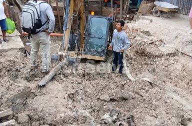 Excavadora queda atrapada en zanja durante trabajos en Túpac.