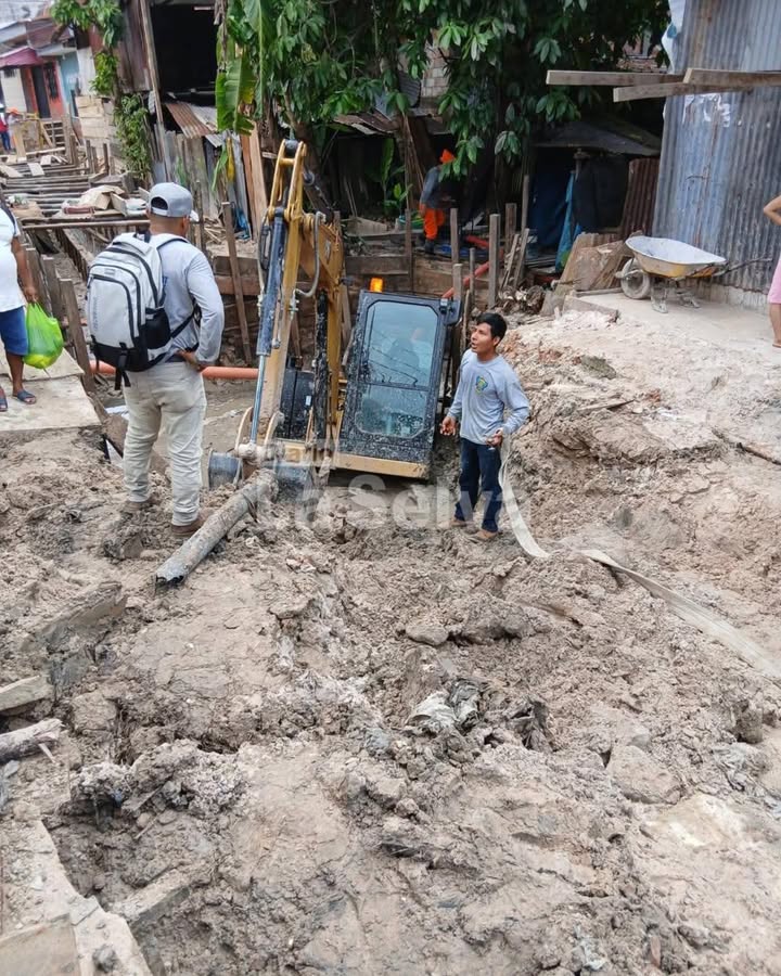 Excavadora queda atrapada en zanja durante trabajos en Túpac.