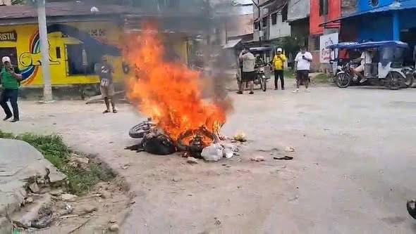 Incendian motocicleta tras intervención vecinal en San Juan Bautista.