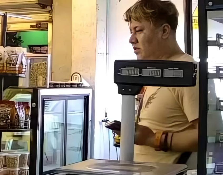 Cámaras de seguridad delatan a sujeto acusado de circular billetes falsos en Iquitos.