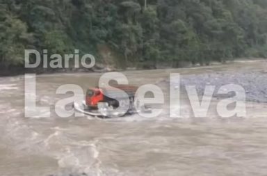 ‼Chata que cruzaba volquete es arrastrada por río y casi ocurre una desgracia ‼