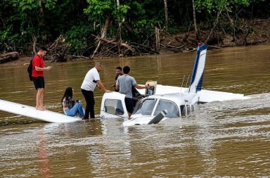 #Brasil  Siete ocupantes salvaron de morir tras caída de avioneta en Brasil