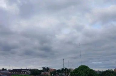 #clima | Hoy en Iquitos se espera un día caluroso y húmedo, con temperaturas entre 24 °C y 30 °C. Habrá momentos de sol, pero también alta probabilidad de lluvias y tormentas durante la tarde y noche, así que mejor tener un paraguas a la mano. ([clarin.com][1])
