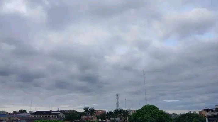 #clima | Hoy en Iquitos se espera un día caluroso y húmedo, con temperaturas entre 24 °C y 30 °C. Habrá momentos de sol, pero también alta probabilidad de lluvias y tormentas durante la tarde y noche, así que mejor tener un paraguas a la mano. ([clarin.com][1])