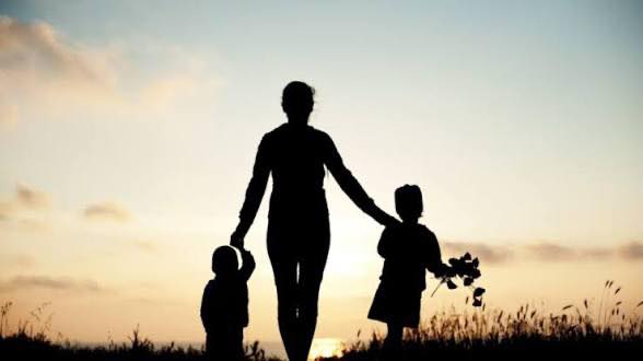 EL AMOR DE MADRE SE TRANSFORMA, CRECE CADA DÍA, PERO NUNCA ACABA