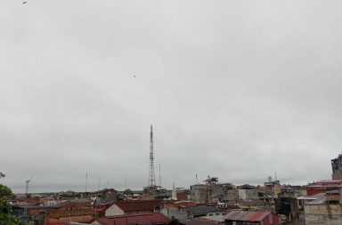 #clima | ‼COMENZÓ EL FRIAJE‼ Con la fuerte lluvia registrada en las últimas horas, inicia el primer friaje del 2026 en la Amazonía peruana, afectando ciudades como Iquitos, Pucallpa y Puerto Maldonado. En estos días habrá lluvias intensas, ráfagas de viento y descenso de temperatura en gran parte de la Selva. En estos momentos hay llovizna, pero lloverá más fuerte. Iquitos presenta cielo nublado, lluvias intermitentes, alta humedad y una temperatura aproximada entre 23 °C y 30 °C.