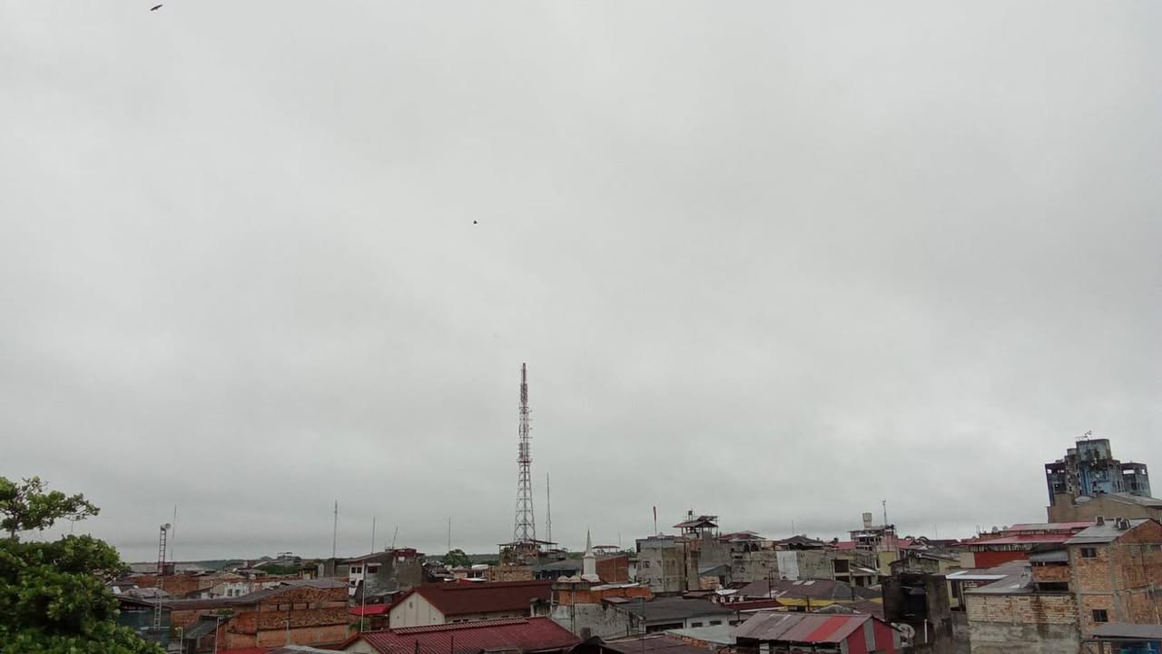 #clima | ‼COMENZÓ EL FRIAJE‼ Con la fuerte lluvia registrada en las últimas horas, inicia el primer friaje del 2026 en la Amazonía peruana, afectando ciudades como Iquitos, Pucallpa y Puerto Maldonado. En estos días habrá lluvias intensas, ráfagas de viento y descenso de temperatura en gran parte de la Selva. En estos momentos hay llovizna, pero lloverá más fuerte. Iquitos presenta cielo nublado, lluvias intermitentes, alta humedad y una temperatura aproximada entre 23 °C y 30 °C.