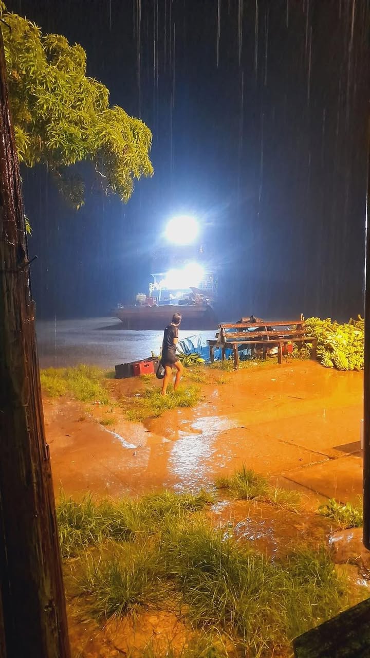 #friaje | Tremenda lluvia en el Puerto fluvial Chimbote de Bajo Amazonas....
