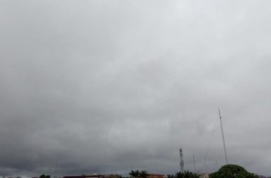 #clima | ‼SIGUE EL FRIAJE‼ Segundo día de friaje en Iquitos: la ciudad amaneció con cielo muy nublado, lluvias intermitentes y un marcado descenso de temperatura. La mínima llegó a 20 °C, la máxima alcanzó los 24 °C y la temperatura actual se mantiene alrededor de 22 °C, con alta humedad y fuertes ráfagas de viento.