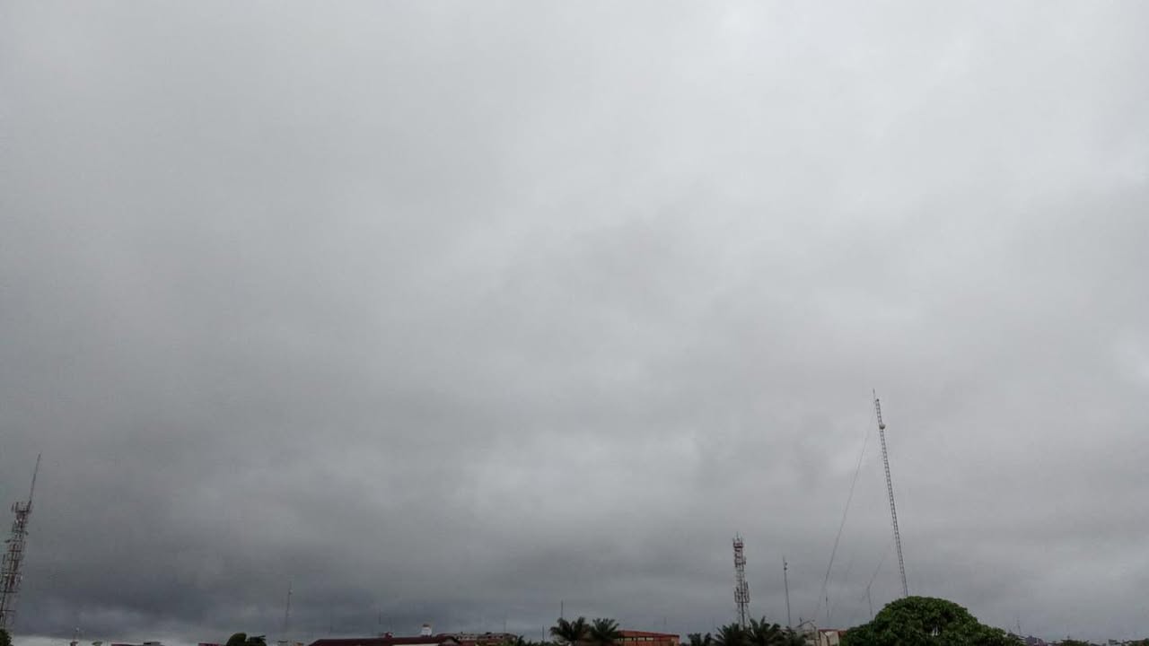 #clima | ‼SIGUE EL FRIAJE‼ Segundo día de friaje en Iquitos: la ciudad amaneció con cielo muy nublado, lluvias intermitentes y un marcado descenso de temperatura. La mínima llegó a 20 °C, la máxima alcanzó los 24 °C y la temperatura actual se mantiene alrededor de 22 °C, con alta humedad y fuertes ráfagas de viento.