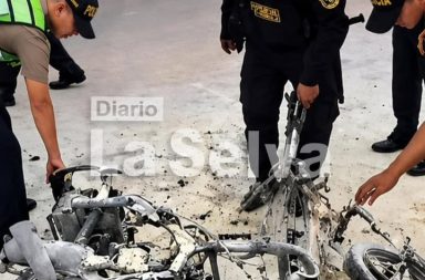 Motocicleta se incendia cerca de la plaza 28 de Julio en Iquitos.