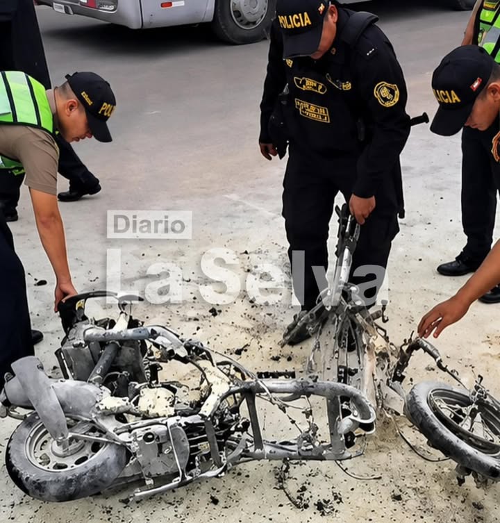 Motocicleta se incendia cerca de la plaza 28 de Julio en Iquitos.