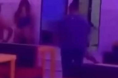 ‼ATRAPADO‼ Mujer sorprende a su pareja en local nocturno de Manabi-Ecuador- en pleno acto de infidelidad y ocurre esto.