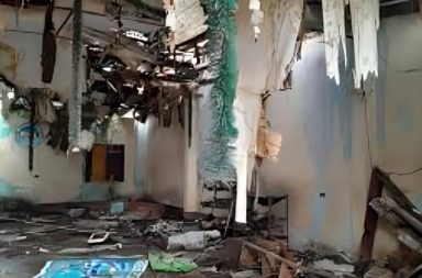 Moradores de Punchana piden demolición de casa abandonada usada por personas de mal vivir.