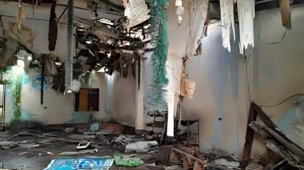 Moradores de Punchana piden demolición de casa abandonada usada por personas de mal vivir.
