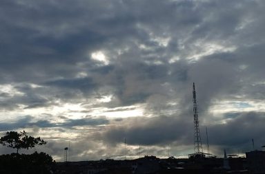 #clima | #clima | ‼BAJA LA TEMPERATURA‼ Hoy martes Iquitos continúa con temperaturas más bajas por el segundo friaje que afecta a la selva. Se espera un día nublado, con lluvias ligeras y viento, mientras la temperatura oscilará entre los 18 °C y 25 °C aproximadamente. El ambiente más frío se sentirá sobre todo en la mañana y la noche. El friaje se mantendría hasta mañana miércoles o el jueves.