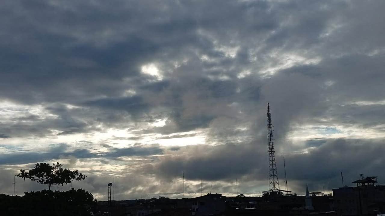 #clima | #clima | ‼BAJA LA TEMPERATURA‼ Hoy martes Iquitos continúa con temperaturas más bajas por el segundo friaje que afecta a la selva. Se espera un día nublado, con lluvias ligeras y viento, mientras la temperatura oscilará entre los 18 °C y 25 °C aproximadamente. El ambiente más frío se sentirá sobre todo en la mañana y la noche. El friaje se mantendría hasta mañana miércoles o el jueves.