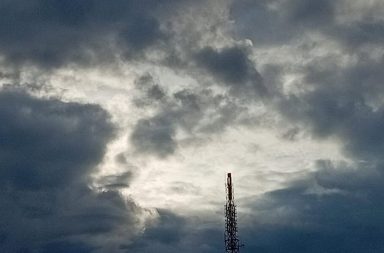 ‼COMIENZA EL SEGUNDO FRIAJE‼ Hoy lunes el segundo friaje del año ya se siente en nuestra ciudad con un descenso de temperatura, cielos nublados, ráfagas de viento y lluvias aisladas durante el día. Según el SENAMHI, Iquitos registra una temperatura mínima de 21 °C y una máxima de 27 °C, generando una sensación de frío como oara cuidarse un poco. Se prevén precipitaciones ligeras a moderadas y alta nubosidad durante la jornada, mientras que este evento climático se extendería entre 3 y 4 días, hasta el jueves 21.