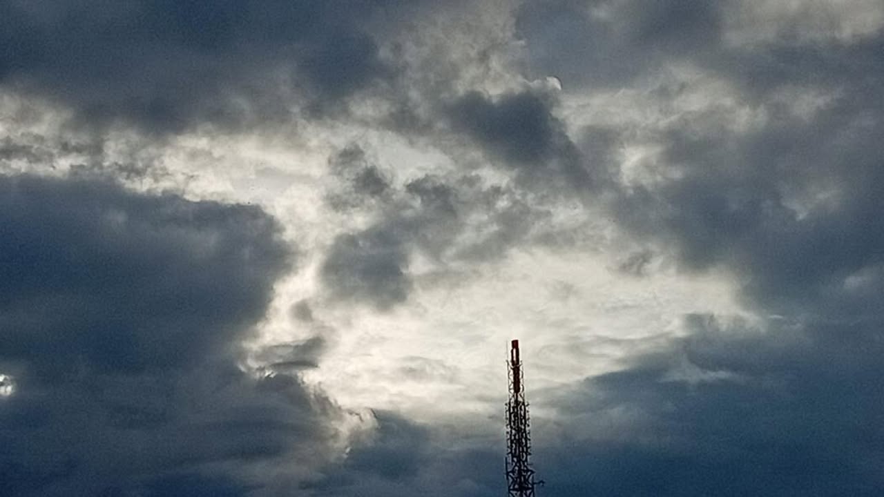 ‼COMIENZA EL SEGUNDO FRIAJE‼ Hoy lunes el segundo friaje del año ya se siente en nuestra ciudad con un descenso de temperatura, cielos nublados, ráfagas de viento y lluvias aisladas durante el día. Según el SENAMHI, Iquitos registra una temperatura mínima de 21 °C y una máxima de 27 °C, generando una sensación de frío como oara cuidarse un poco. Se prevén precipitaciones ligeras a moderadas y alta nubosidad durante la jornada, mientras que este evento climático se extendería entre 3 y 4 días, hasta el jueves 21.