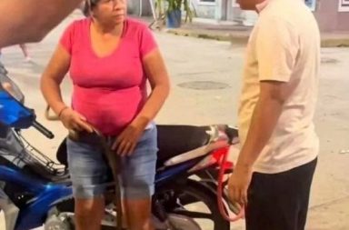 Madre llegó en moto para llevarse a su hijo que tomaba con amigos