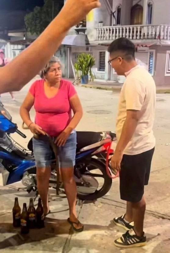 Madre llegó en moto para llevarse a su hijo que tomaba con amigos