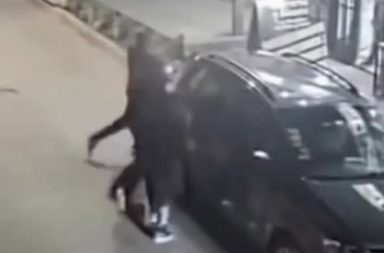 ‼ROBO FRUSTRADO‼ cuatro sujetos pretendían abrir y robar un vehículo cuando el conductor de un auto lo impidió así .