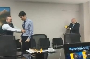 EL BIDEO DE LA POLÉMICA: CARLOS BRUCE PRUEBA EFECTIVIDAD DE PISTOLA ELÉCTRICA DISPARANDO A SU ASESOR EN SU DESPACHO