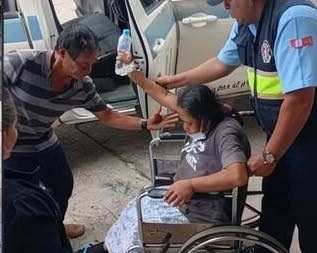 Mujer con problemas respiratorios es evacuada de emergencia al Hospital Regional.