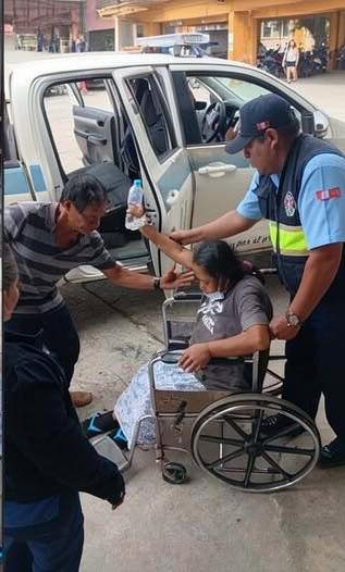 Mujer con problemas respiratorios es evacuada de emergencia al Hospital Regional.