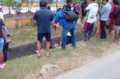 Encuentran inconsciente a joven en una cuneta de alcantarillado en el límite de Belén e Iquitos.
