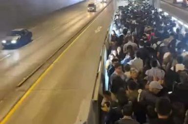 ”Esto no es vida” repiten los usuarios del metropolitano. Esperan horas y son cientos por minuto en un solo paradero y miles en todos.