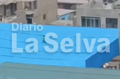 Niño corre sobre techo de losa deportiva y alarma a vecinos en Ate, al este de #Lima