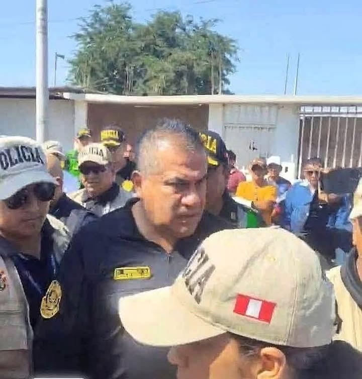 FAMILIARES IMPIDEN EL INGRESO DEL GENERAL ÓSCAR ARRIOLA AL VELORIO DEL ALCALDE VÍCTOR HUGO FEBRE