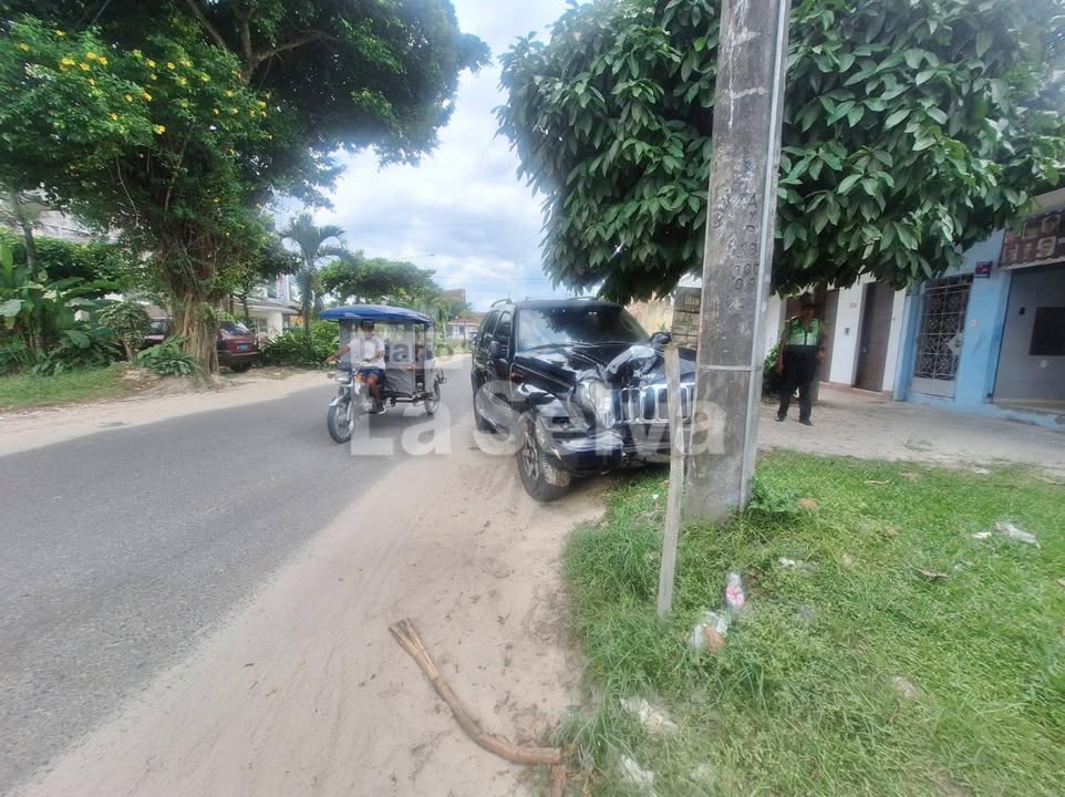 CAMIONETA SE ESTRELLA CONTRA POSTE EN PLENA MADRUGADA