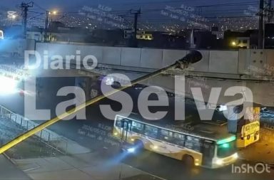 Bus se estrella contra columna de paradero