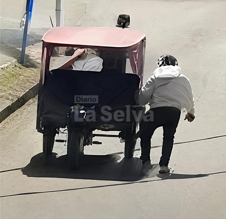 Motocarrista huye con equipos musicales de joven DJ en la carretera a Santa Clara.